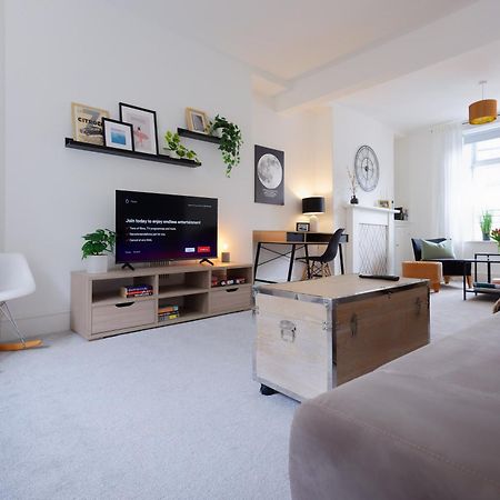 Stayright 3 Bed Home Near Hiking Trails & Parks Llwynypia 외부 사진